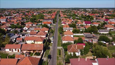 Drone-Volando-Sobre-Una-Calle-En-Un-Pequeño-Pueblo-Húngaro-1