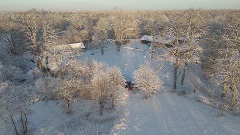 Luftaufnahme-über-Eine-Verschneite-Landschaft-Mit-Einigen-Schönen-Häusern-An-Einem-Sonnigen-Tag-In-Karlskrona,-Südschweden