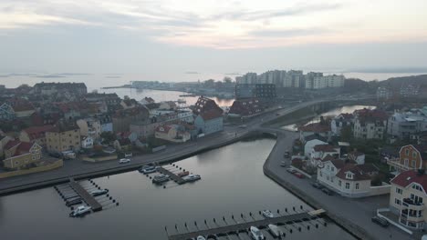 Luftaufnahme,-Die-über-Docks-Im-Wasser-In-Der-Nähe-Der-Schönen-Insel-Ekholmen-In-Der-Marinestadt-Karlskrona,-Schweden,-Mit-Typischen-Schwedischen-Häusern-Fliegt