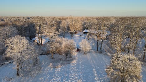 Luftaufnahme-über-Eine-Verschneite-Landschaft-Mit-Einigen-Schönen-Häusern-An-Einem-Sonnigen-Tag-In-Karlskrona,-Südschweden-1