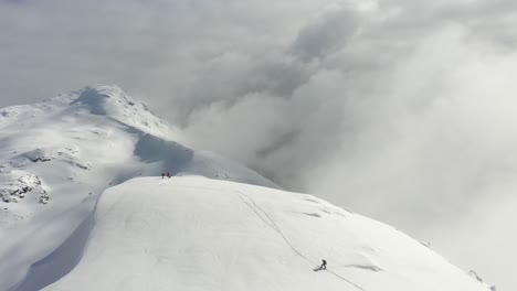 Sehr-Filmische-Ansicht-Von-Wanderern-Auf-Einem-Schneebedeckten-Berg-In-Der-Nähe-Von-Pemberton-In-British-Columbia,-Kanada