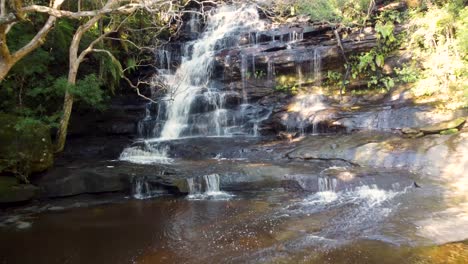 Luftschwenk-Drohne-Somersby-Falls-Wasserfall-Läuft-Mit-Bäumen-Natur-Bach-Kariong-Tourismus-Fluss-Central-Coast-NSW-Australien-4k