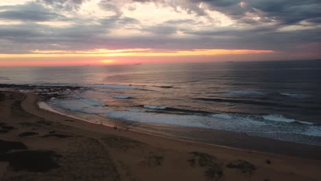 Drohne-Pfanne-Landschaft-Antenne-Schöner-Morgen-Sonnenaufgang-über-Shelly-Beach-Wellenlinien-Küstenriff-Mit-Schiff-Am-Horizont-Central-Coast-Tourism-NSW-Australien-4k
