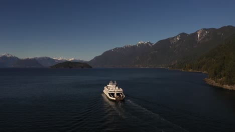Ferry-sailing-on-the-Howe-Sound-in-Britsh-Columbia,-Canada