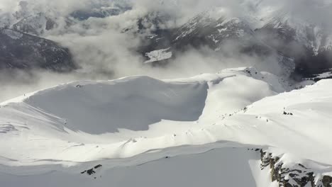 Perfektes-Licht-Auf-Der-Schneebedeckten-Spitze-Des-Rohr-Ridge,-British-Columbia---Kanada