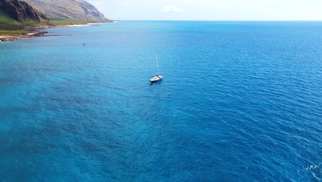 Schöne-Luftdrohnenaufnahme-Eines-Kleinen-Bootes,-Das-In-Offenen-Pazifischen-Gewässern-In-Der-Nähe-Des-Kailua-Beach-Park-Mit-Türkisfarbenem-Wasser-In-Oahu-Hawaii-USA-Segelt