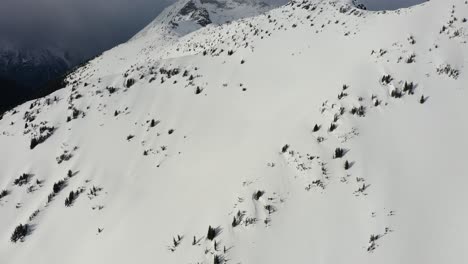 Esquiador-Bajando-La-Montaña-Con-La-Luz-De-La-Tarde-Perfecta