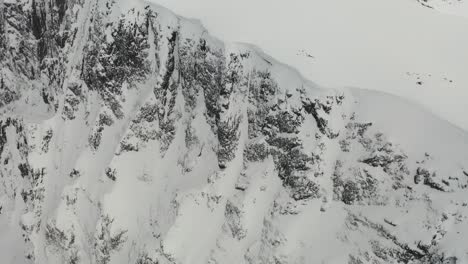 Dramatische-Luftaufnahme-Von-Schneebedeckten-Klippen-An-Der-Nordwand-Des-Mt-Currie,-Pemberton---British-Columbia,-Kanada
