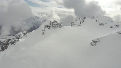 Unglaubliche-Luftaufnahme-Eines-Gletschers-In-Den-Tiefen-Bergen-Von-British-Columbia,-Kanada