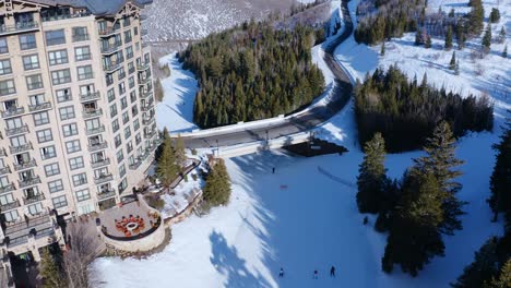 Gente-Esquiando-En-Deer-Valley-Park-City,-Utah