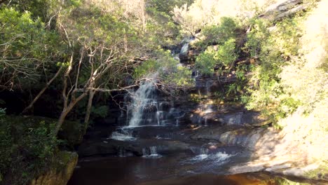 Luftdrohne-Pfanne-Malerische-Aussicht-Natur-Von-Somersby-Falls-Tourist-Wasserfall-Fluss-Attraktion-Central-Coast-Brisbane-Water-National-Park-Piles-Creek-Kariong-NSW-Australien-4k