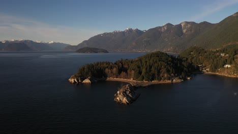 Impresionante-Vista-Aérea-Del-Parque-Whytecliff-En-El-Oeste-De-Vancouver,-Columbia-Británica,-Canadá