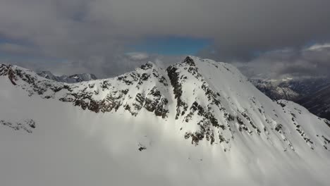 Gruppe-Von-Skifahrern,-Die-Ein-Couloir-In-Den-Bergen-Von-British-Columbia---Kanada-Erklimmen