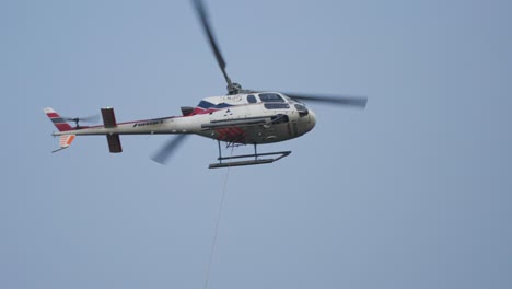 Un-Helicóptero-Transportando-Piedras-Para-La-Construcción-De-Senderos