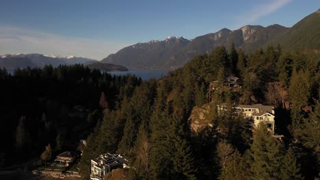 Sehr-Schöne-Luxushäuser-Auf-Den-Hügeln-Mit-Meerblick-In-West-Vancouver,-Britisch-Kolumbien