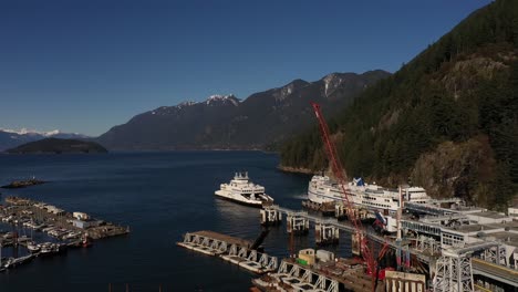 Ferry-leaving-port-at-Horseshoe-Bay-British-Columbia,-Canada