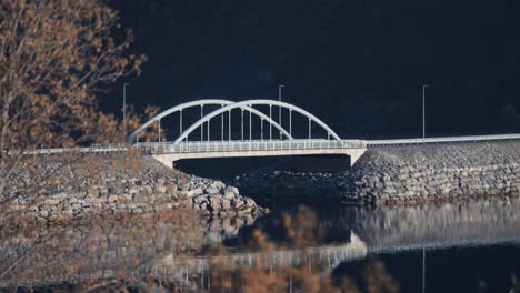 Un-Pequeño-Puente-En-Sifjord-En-La-Isla-Senja