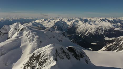 Unglaubliche-Luftaufnahme-Der-Berge-Vom-Matier-gletscher-In-Der-Nähe-Des-Joffre-Lake-Provincial-Park