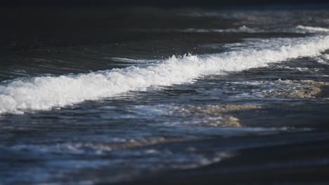 Mächtige-Wellen-Rollen-über-Die-Untiefen-Des-Sandstrandes-In-Ersfjord