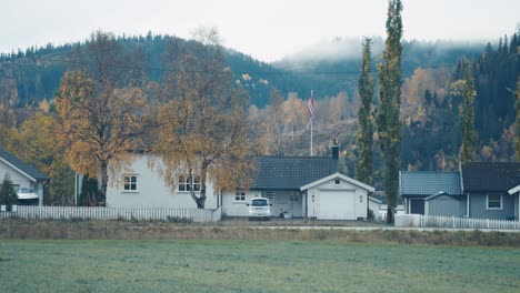 Ländliches-Norwegen---Saubere-Häuser-Und-Grüne-Rasenflächen
