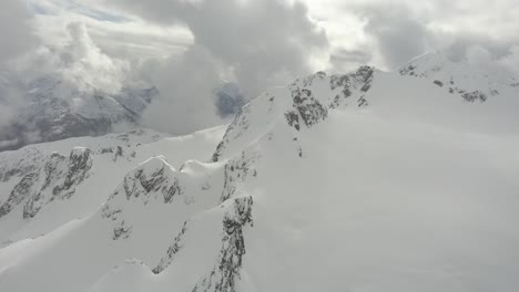Espectacular-Vista-Aérea-De-Un-Glaciar-Y-Montañas-En-Columbia-Británica