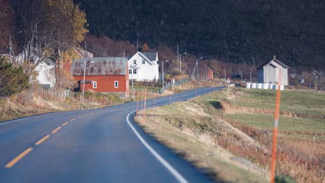 Ein-Roadtrip-Durch-Die-Skandinavische-Landschaft