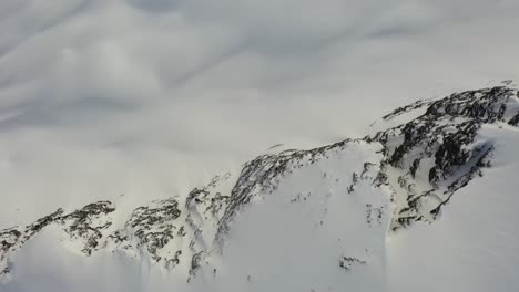 Dramatische-Luftaufnahme-Von-Bergklippen-Im-Winter-In-British-Columbia,-Kanada