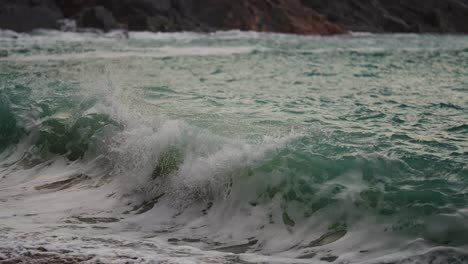 Mächtige-Wellen-Brechen-Zusammen-Und-Schwappen-über-Den-Sandstrand