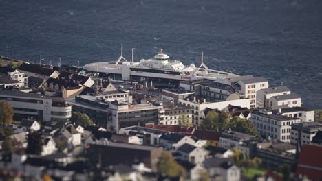 Eine-Große-Fähre-Legte-Am-Molde-Hafen-An