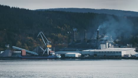Eine-Ferrosilizium-Produktionsanlage-Am-Ufer-Des-Fjords