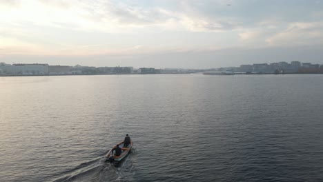 Zwei-Fischer-Sitzen-In-Ihrem-Boot-Auf-Dem-Weg-Nach-Karlskrona,-Schweden-An-Einem-Schönen-Bewölkten-Tag-Kurz-Vor-Sonnenuntergang-2