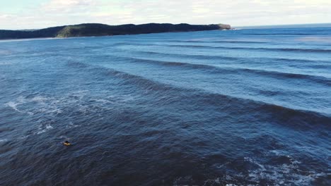 Drohnenantenne,-Standbild-Eines-Jetskis,-Der-Wartet,-Umina-Point-Pearl-Beach-Ocean-Waves-Swell-Lines-Hawkesbury-River-Central-Coast-NSW-Australien-4k