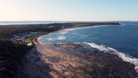 Luftdrohne-Landschaftsaufnahme-Von-Felsigem-Riff-Landzunge-Ozeanwellen-Ländliche-Stadt-Shelly-Beach-Bateau-Bay-Natur-Reisestandort-Tourismus-Central-Coast-NSW-Australien-4k