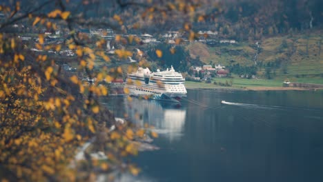 Kreuzfahrtschiff-Aida-Mar-Vor-Anker-Im-Hafen-Von-Geiranger