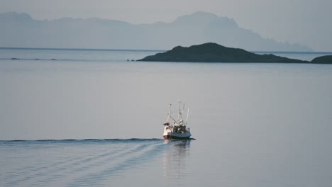 Ein-Kleines-Fischerboot,-Das-Den-Fjord-In-Richtung-Offenes-Meer-Verlässt