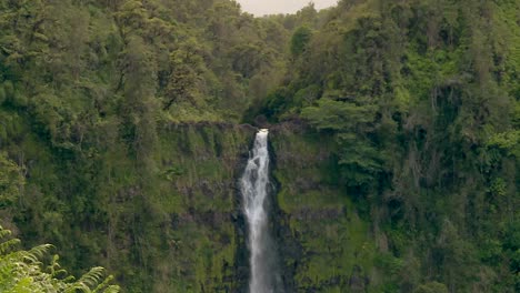 Zoom-On-Tropical-Waterfall-Flowing-From-Hawaii-Rainforest-Clifftop