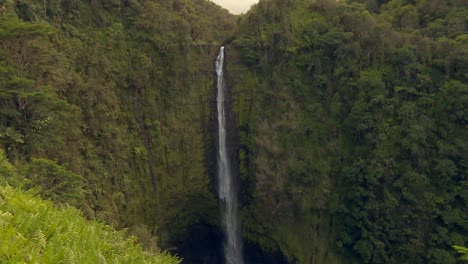 Massiver-Wasserfall,-Der-Sich-In-Einem-Dunklen-Tauchbecken-Im-Regenwald-Von-Hawaii-Ergießt