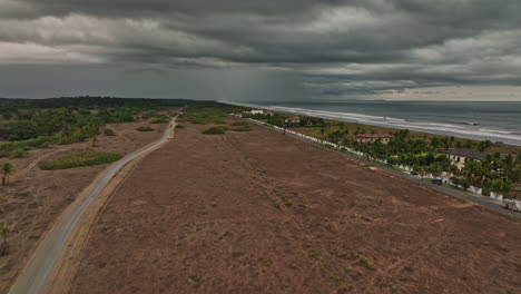 Palo-Grande-Panama-Aerial-V10-Low-Level-Drone-Flyover-Strandhäuser-Und-Villen-An-Der-Pazifischen-Küste-Mit-Dunklen-Und-Bedrohlichen-Sturmwolken-Am-Himmel---Aufgenommen-Mit-Mavic-3-Cine---April-2022