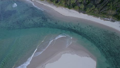 Waves-Splashing-On-Cudgera-Creek-Near-Hastings-Point-Beach-In-Tweed-Shire,-NSW,-Australia