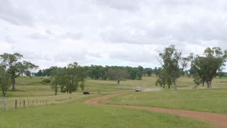 Camión-Toyota-Landcruiser-Levantando-Polvo-Conduciendo-Rápido-En-Un-Camino-Rural-De-Tierra,-Australia,-4k
