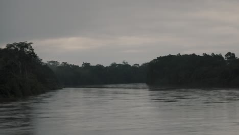 Malerische-Lagune-Im-Amazonas-Regenwald-An-Einem-Bewölkten-Tag-In-Ecuador---Breit