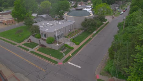 Drohne-Bewegt-Sich-In-Richtung-Freiheitsgefängnis,-Einem-Mormonischen-Besucherzentrum-In-Freiheit,-Missouri