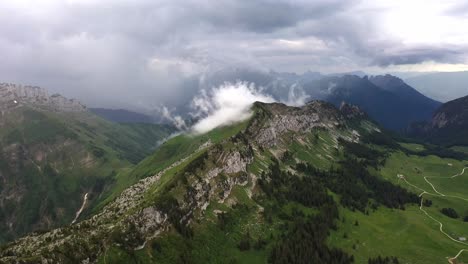 Formación-De-Nubes-Sobre-La-Cresta-De-Una-Montaña-En-Los-Alpes-Franceses