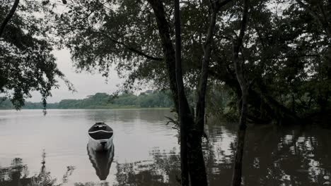 Holzboot,-Das-Im-Fluss-Im-Amazonas-Regenwald-In-Ecuador-Schwimmt