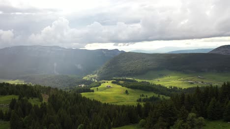 Hermosa-Luz-Cinematográfica-Atraviesa-Las-Nubes-Durante-Una-Tormenta-En-Los-Alpes-Franceses