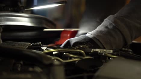 Mechaniker-In-Uniform-Reparieren-Den-Motor-Des-Autos