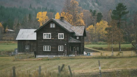 Ein-Altes-Bauernhaus-Aus-Holz-In-Der-Herbstlandschaft