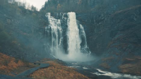 Blick-Auf-Den-Atemberaubenden-Skjerfossen-Wasserfall