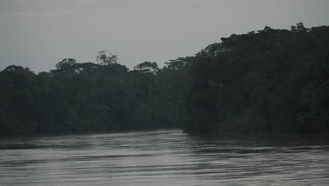 Blick-Auf-Den-Amazonas-Und-Den-Regenwald-An-Einem-Düsteren-Tag-In-Ecuador---Breit