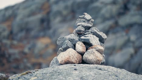 Close-up-shot-of-the-stone-cairn